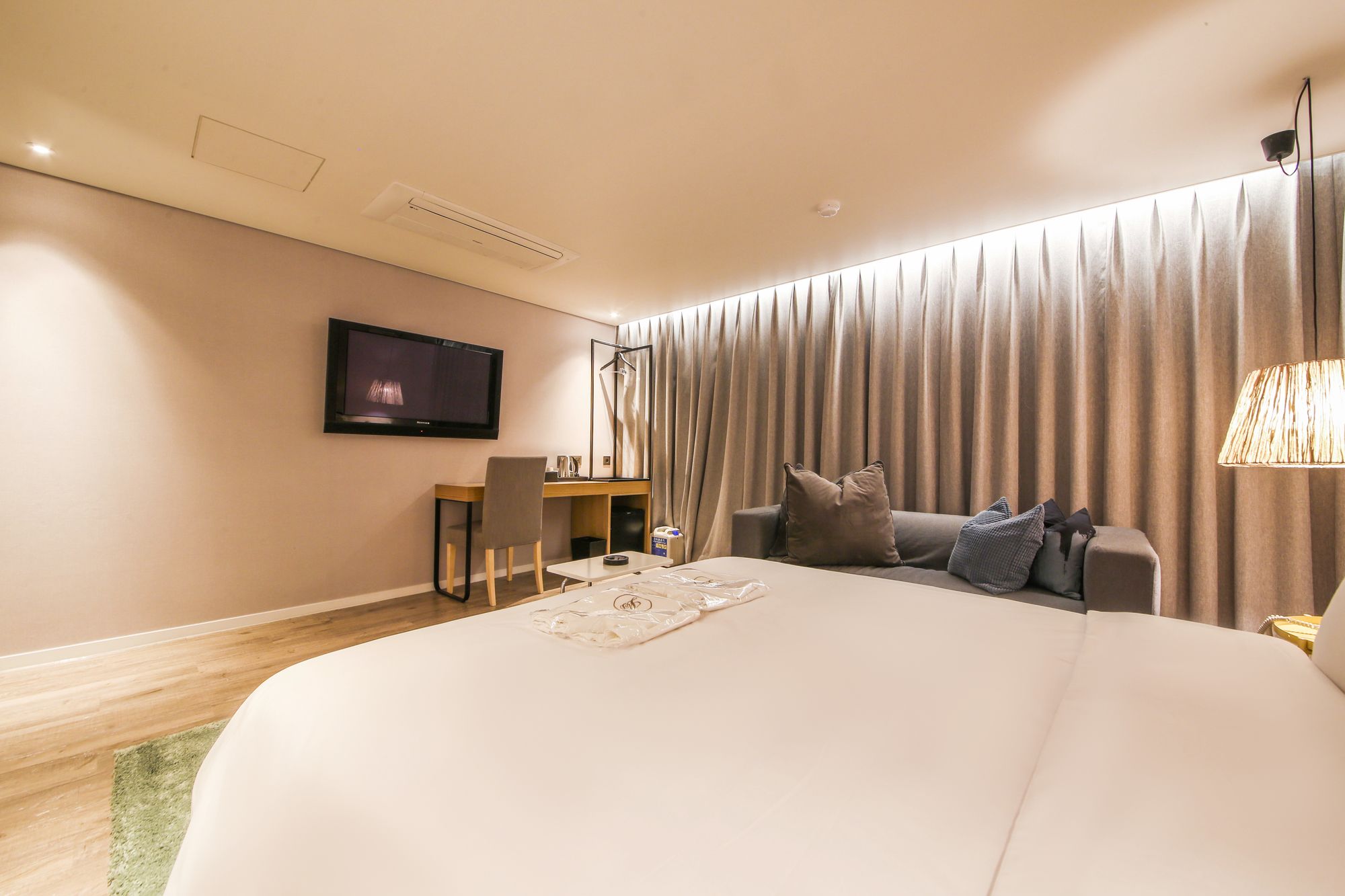 Фото Hotel Londoner Yongwon