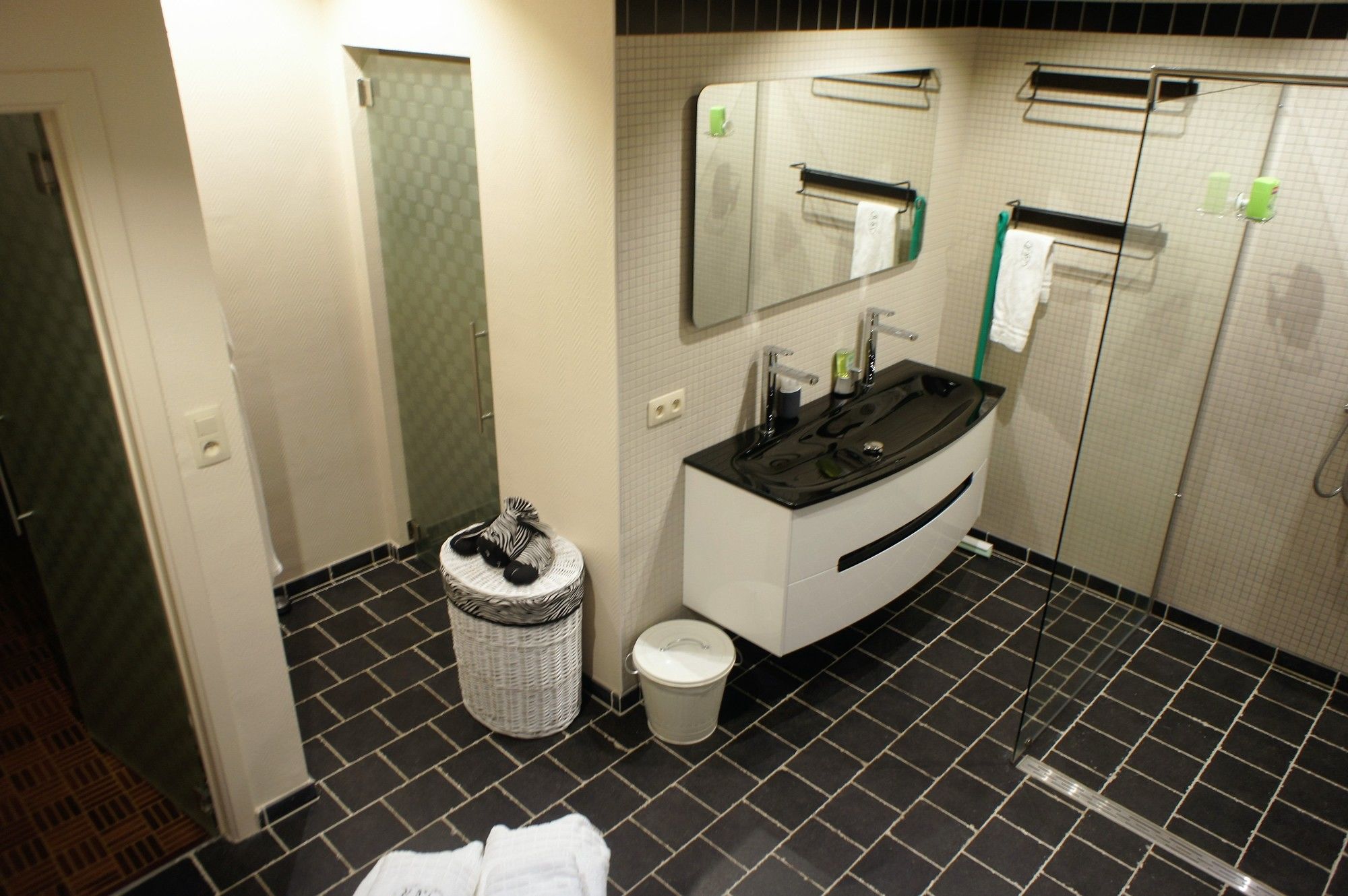 Фото J and R Brussels City Apartment