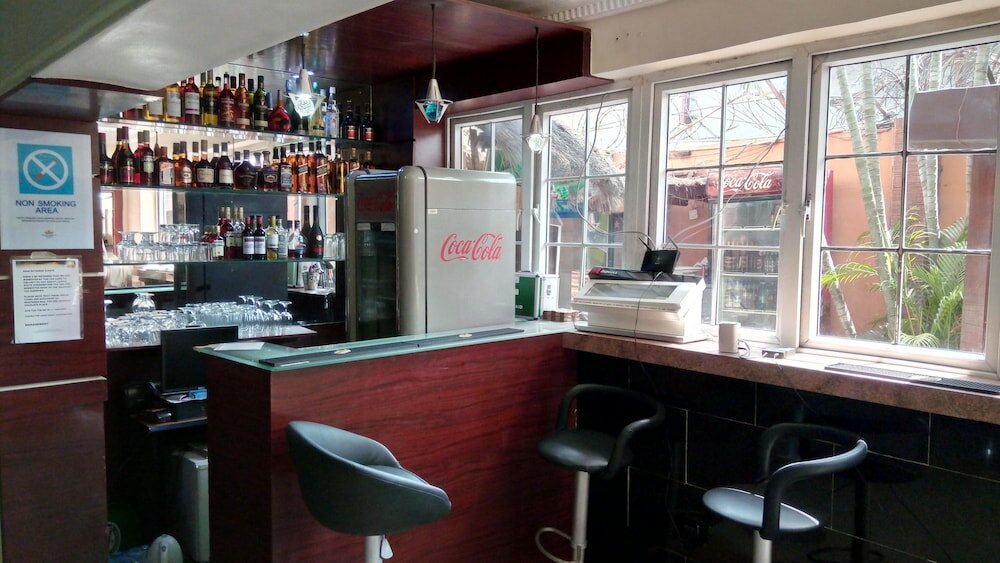 Фото Charlies Place And Suite