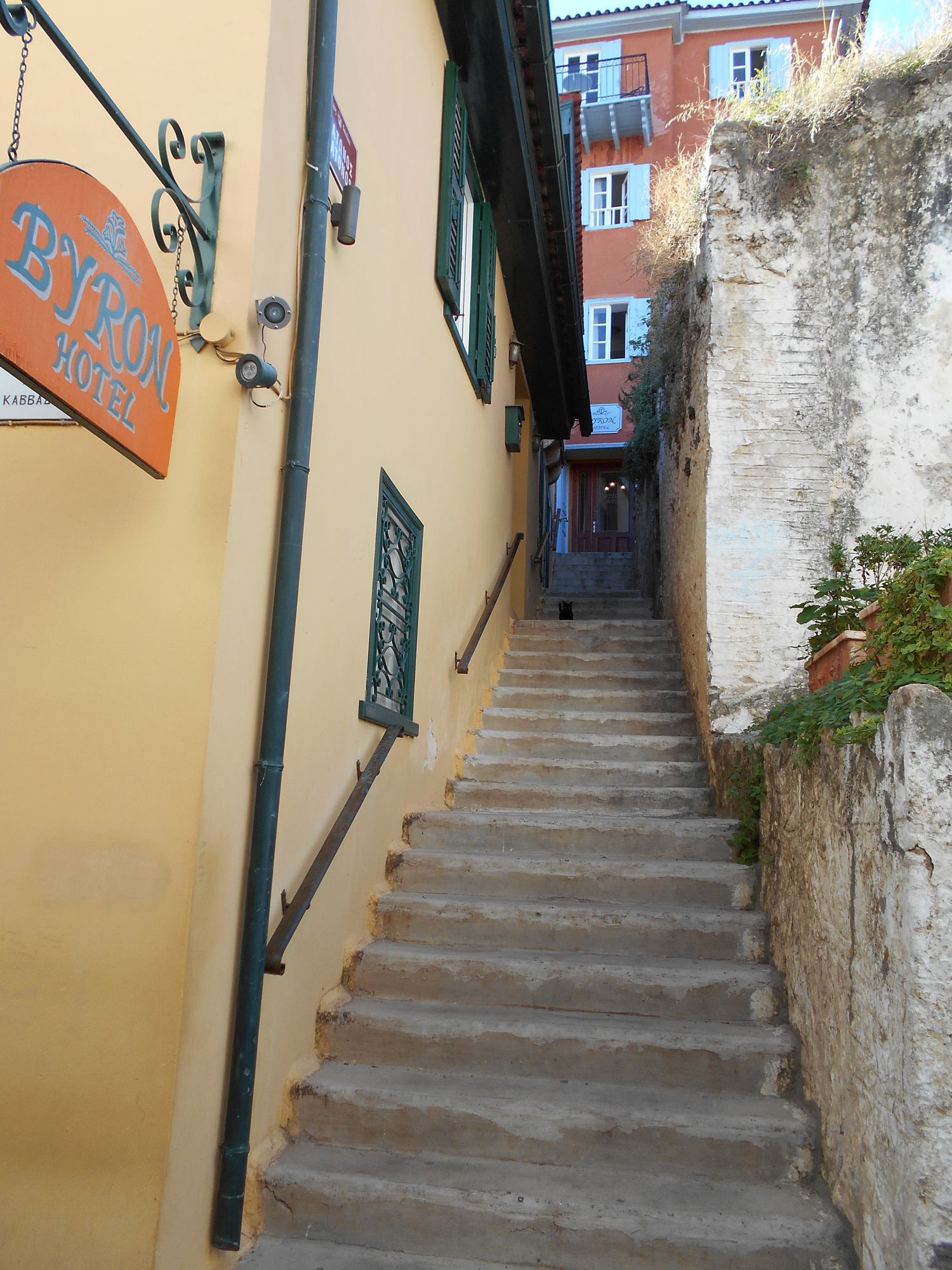 Фото Byron Hotel