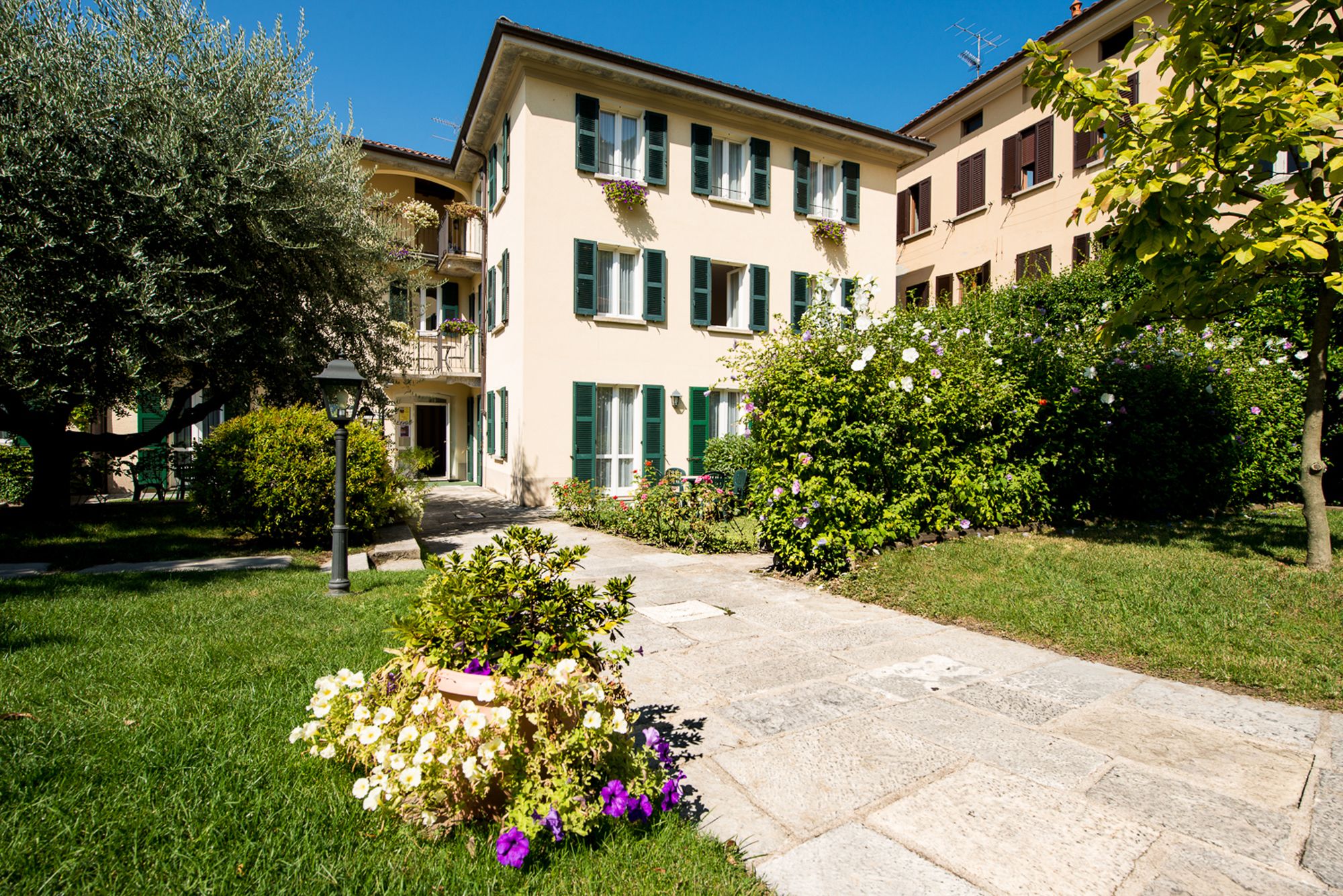 Фото отеля 1