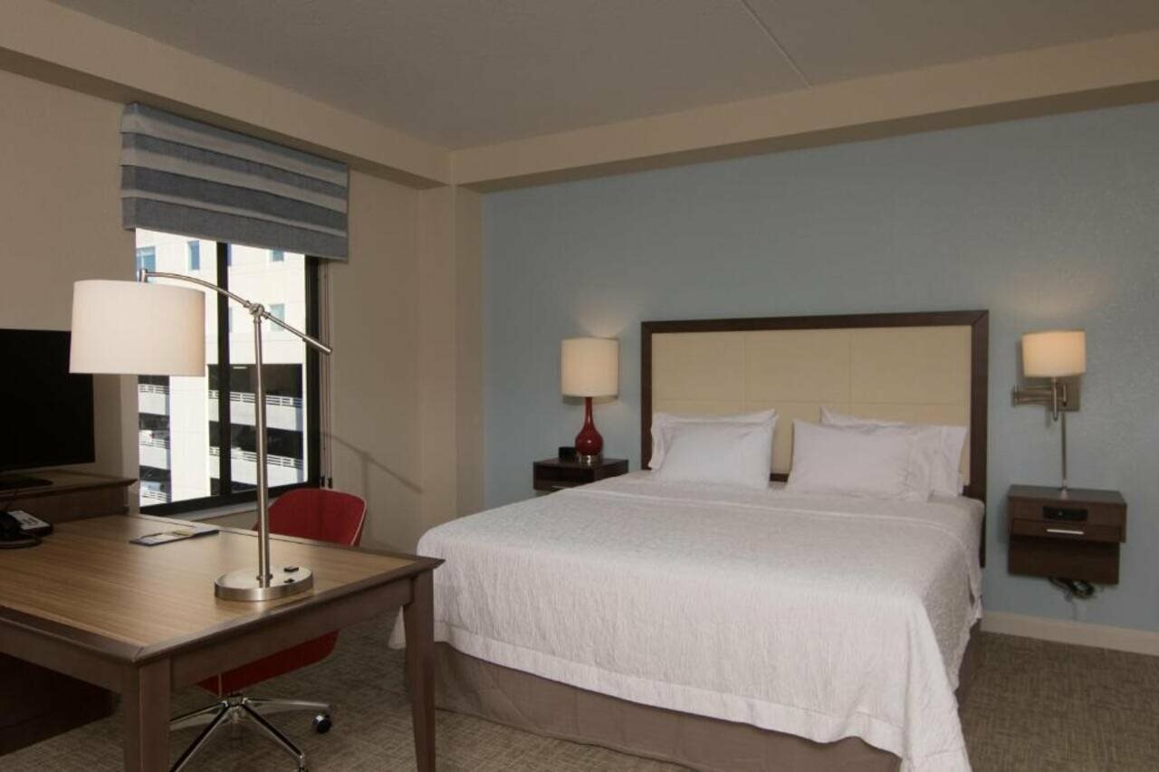 Фото Hampton Inn & Suites Tulsa Downtown