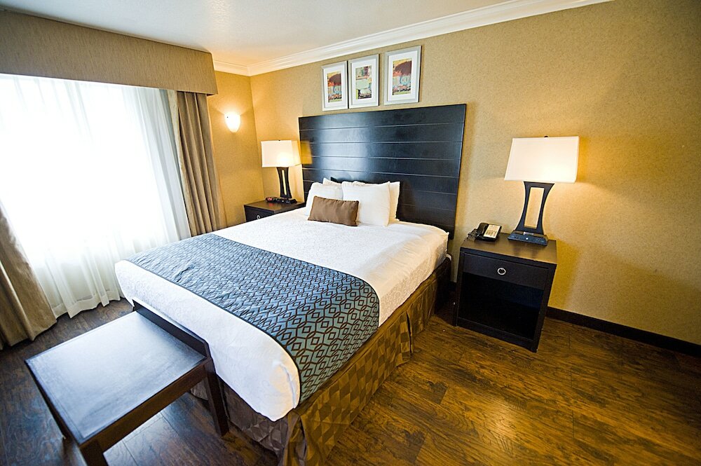 Фото Hotel d’Lins Ontario Airport