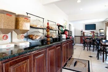 Фото Days Inn by Wyndham Market Center Dallas Love Field