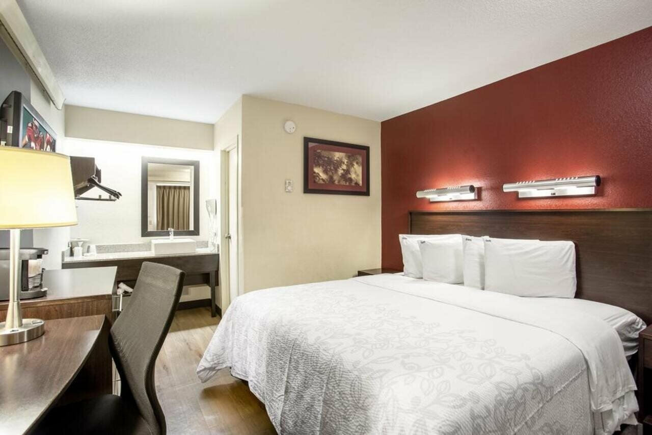 Фото Red Roof Inn Plus+ Chicago - Naperville