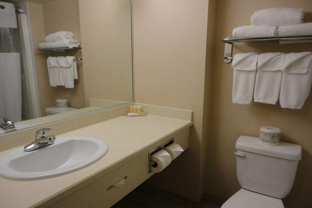 Фото Days Inn by Wyndham Edmonton South