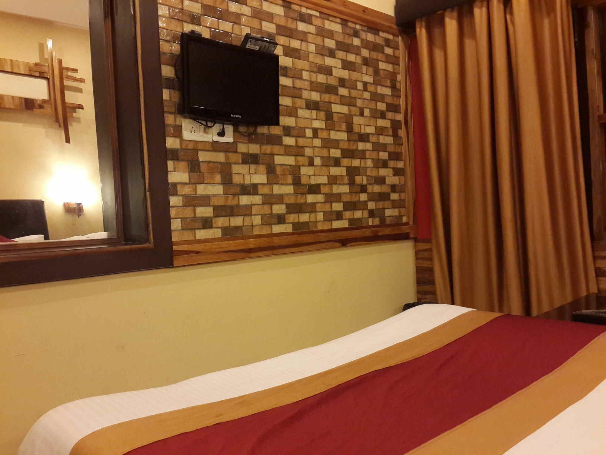 Фото Hotel Varuna