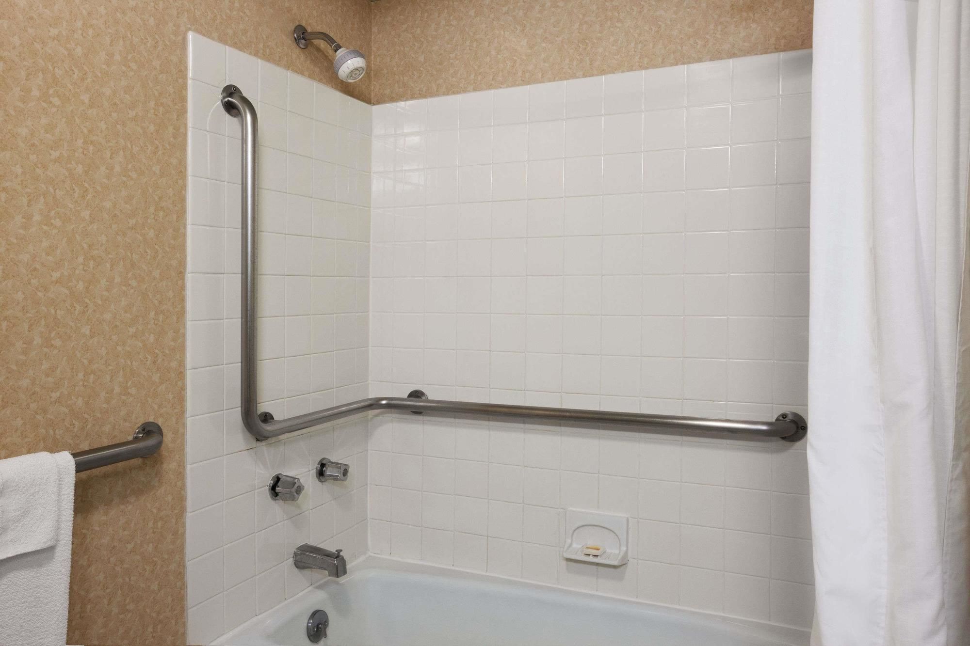 Фото Holiday Inn Express Plattsburgh, an Ihg Hotel