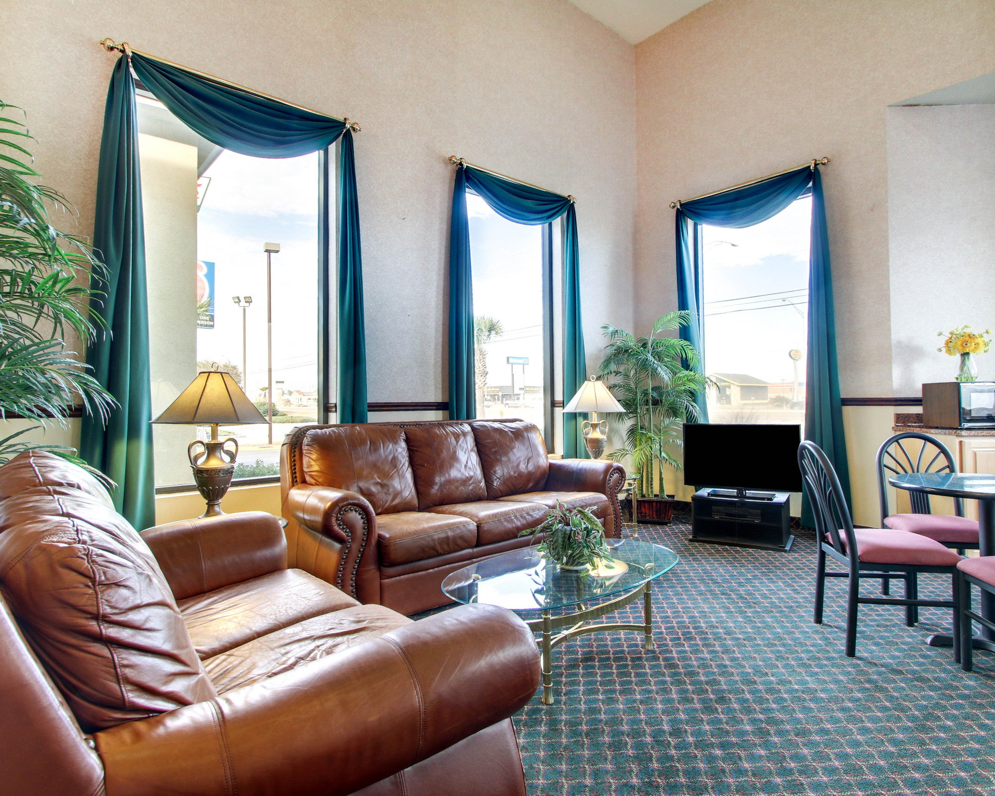 Фото Econo Lodge Inn & Suites