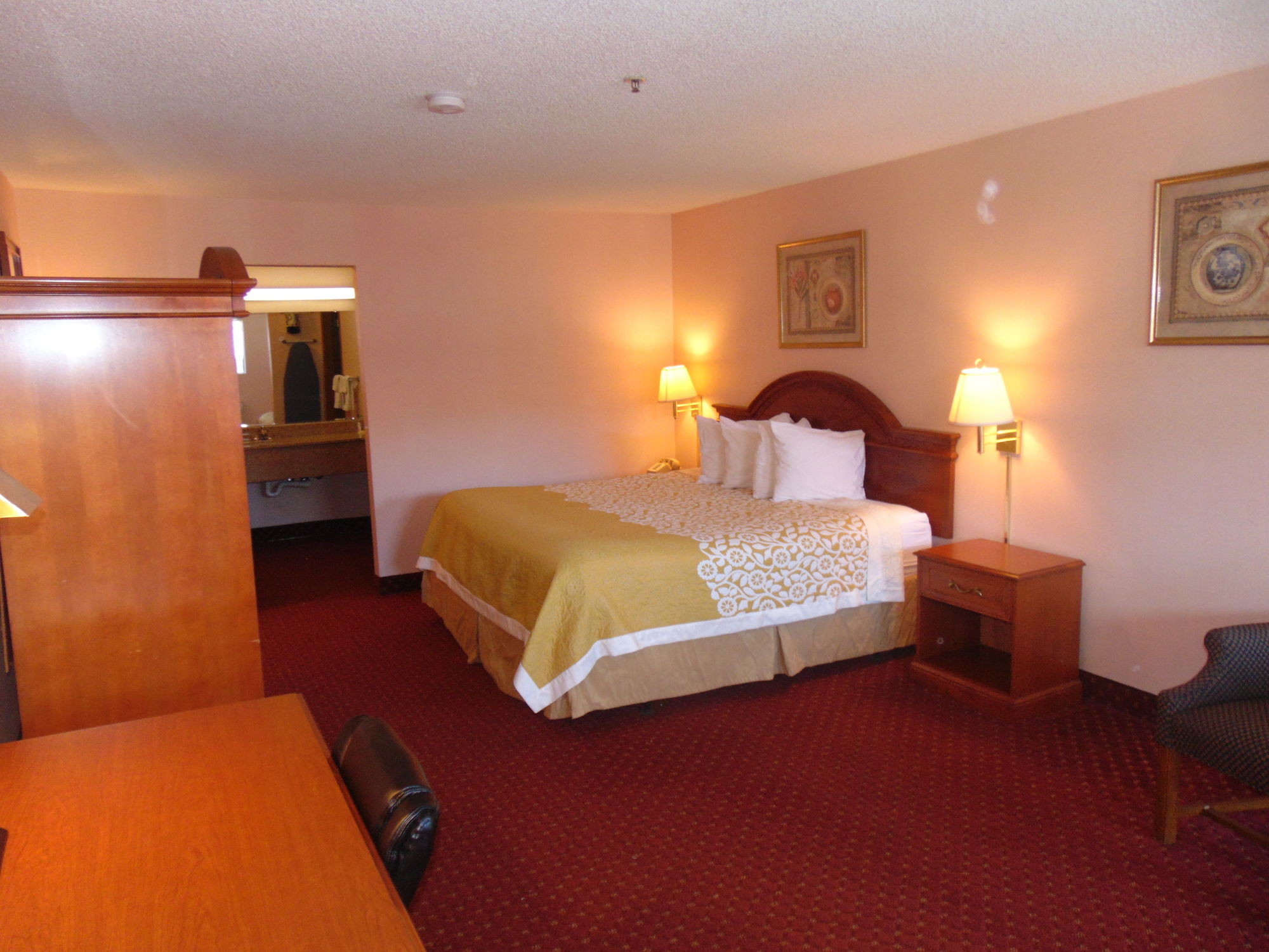 Фото Days Inn by Wyndham Huntington