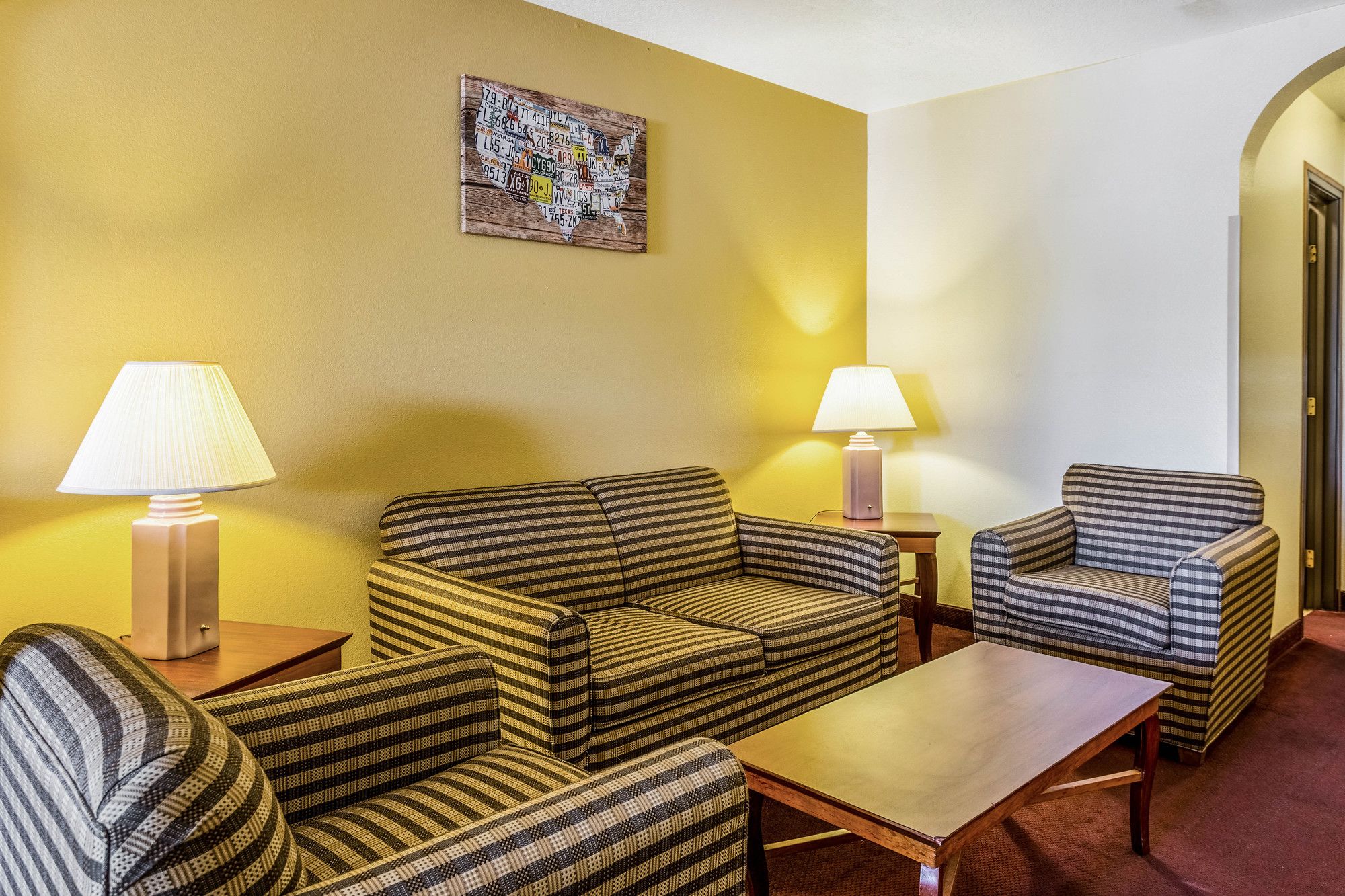 Фото Econo Lodge Inn & Suites