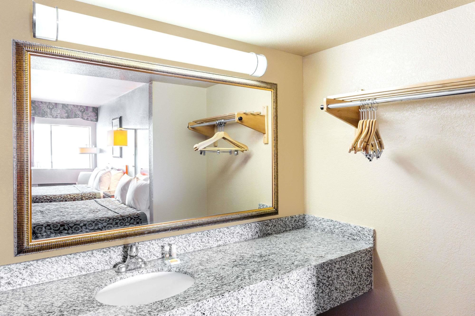 Фото Quality Inn & Suites near Downtown Mesa