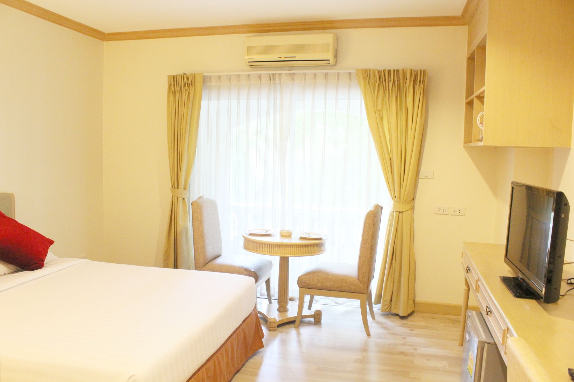 Фото Romance Hotel Srinakarin