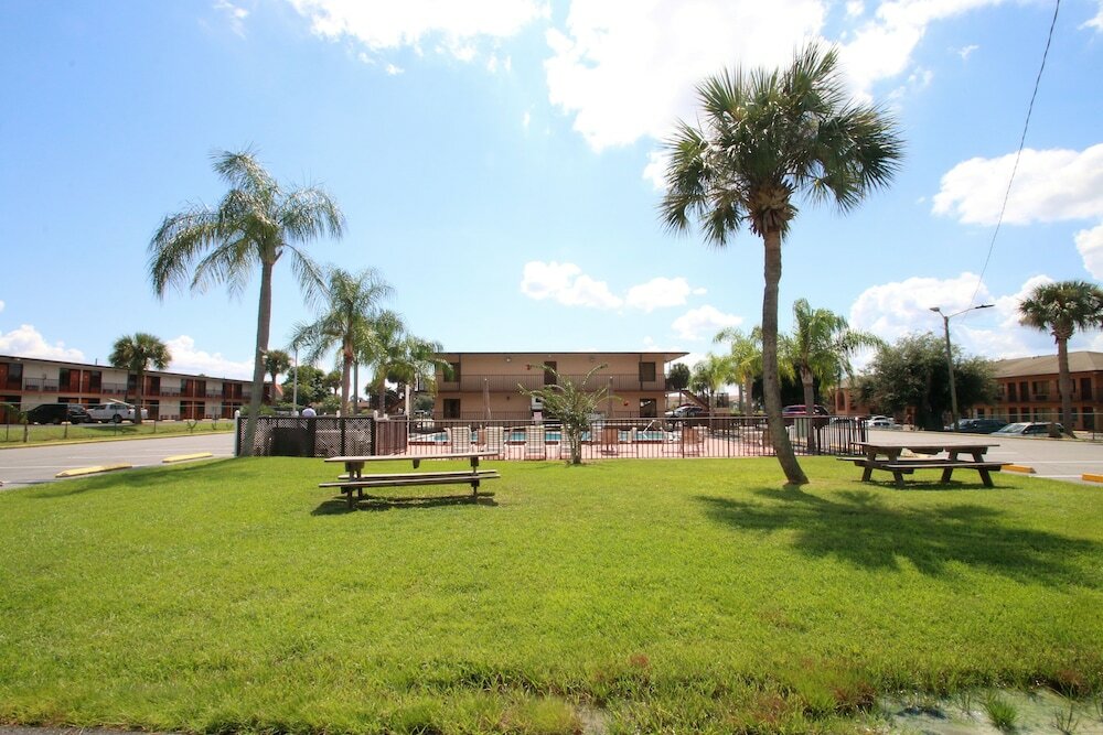 Фото Days Inn by Wyndham Kissimmee West