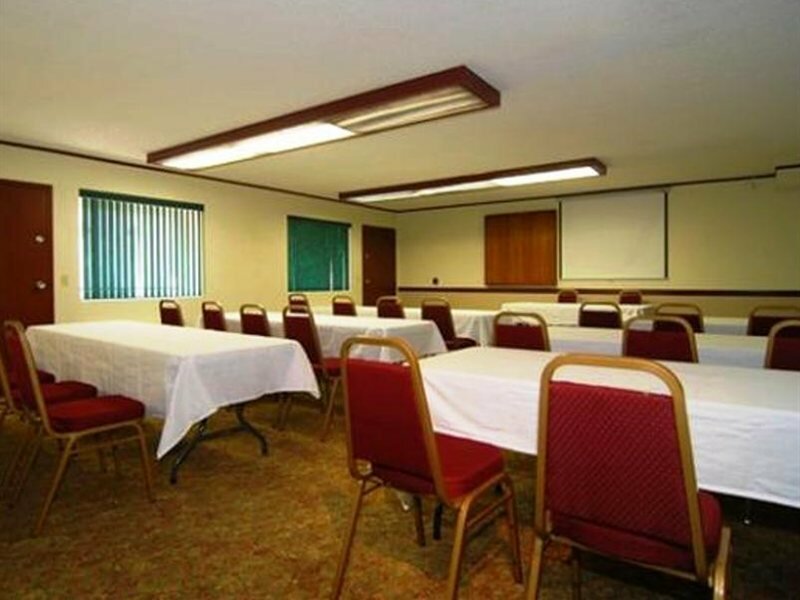 Фото Red Roof Inn & Suites Oklahoma City Southwest