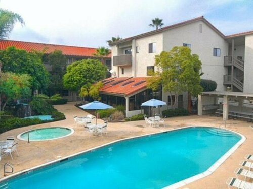 Внешний вид отеля Best Western Carlsbad by the Sea в Карлсбаде, фото 5