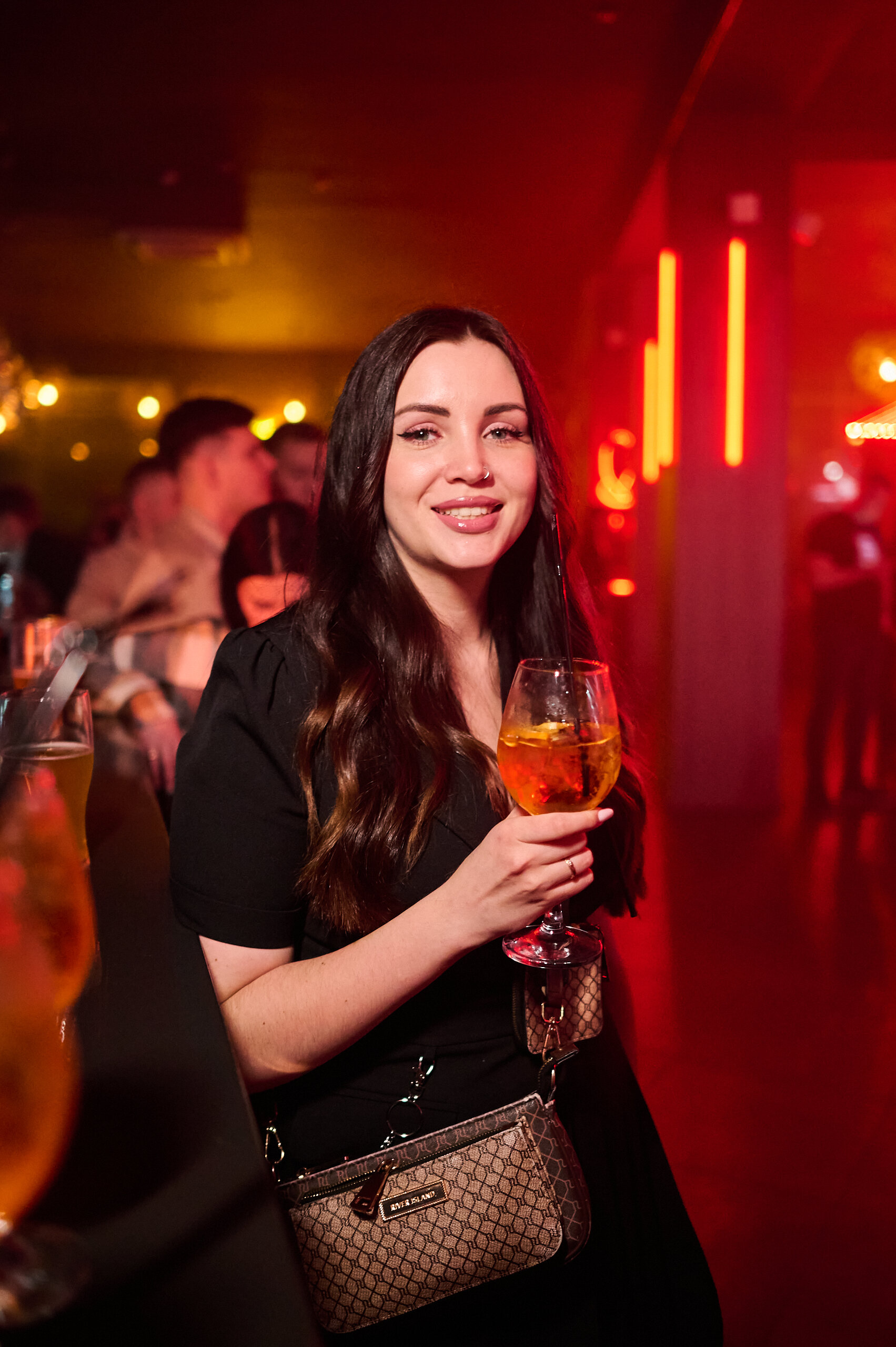 Шашты әйелдер кискаларын көрсетеді