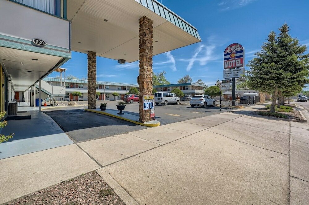 Фото Travelers Uptown Motel