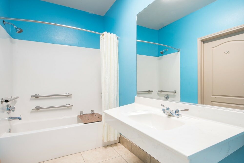 Фото Texas Inn and Suites City Center at University Dr