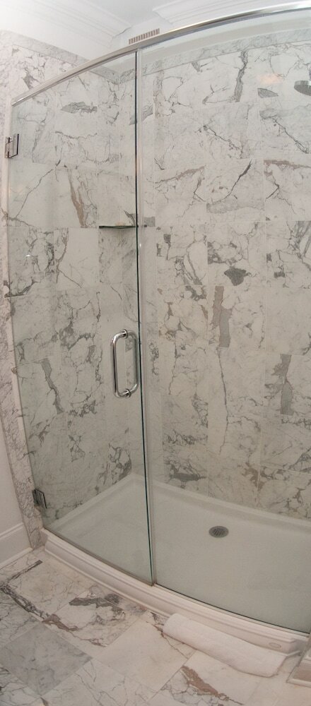 Фото Carriage House Hotel