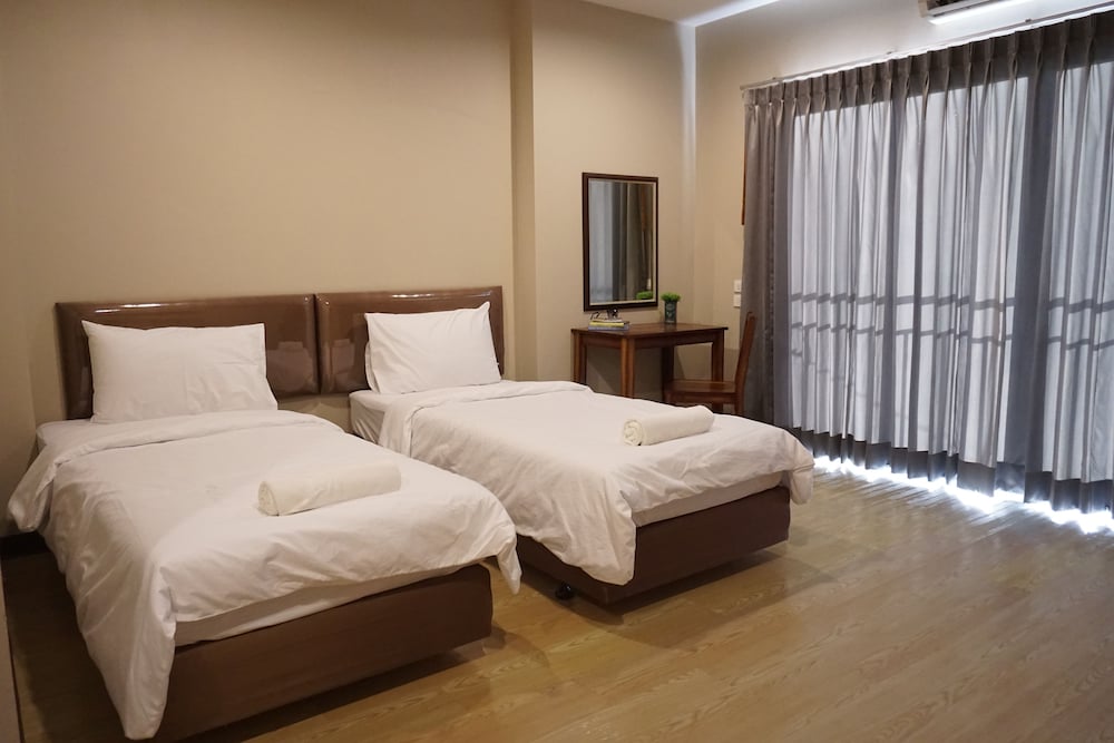 Фото Chompu Nakarin Apartment