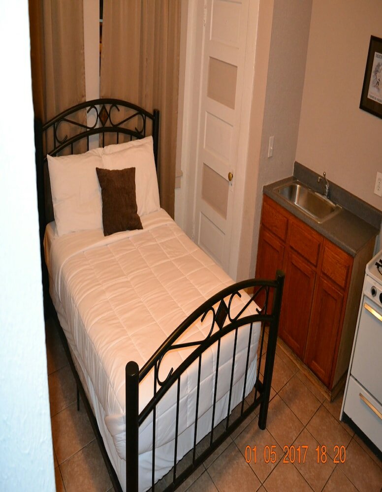 Фото Monterey Inn Hotel