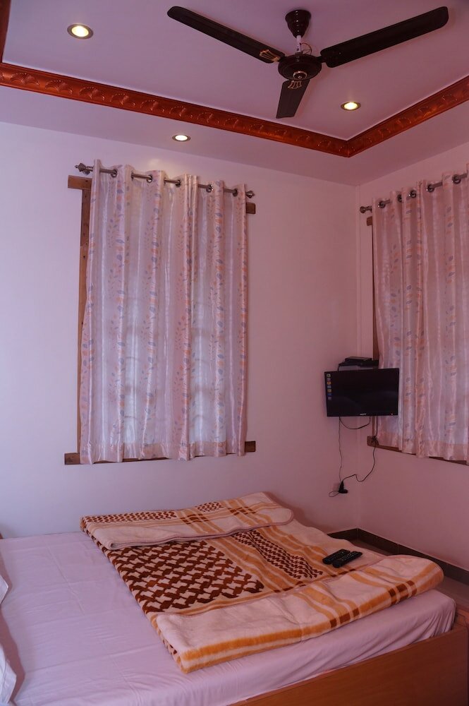 Фото Hotel Godai Girikunj