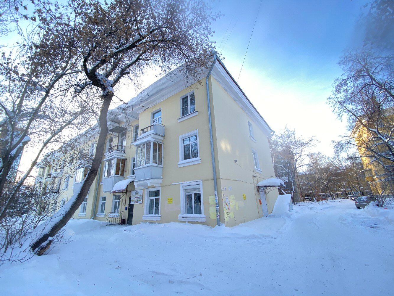 Фото Красный диван