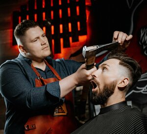 Guillotine (vulica Vavilava, 23), barber shop