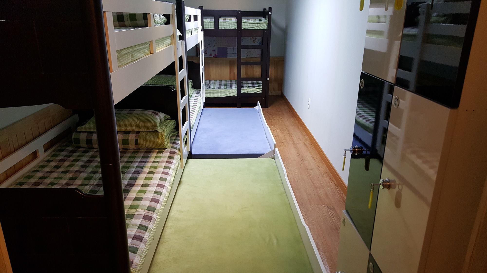 Фото Dongbaekseom Guesthouse - Hostel