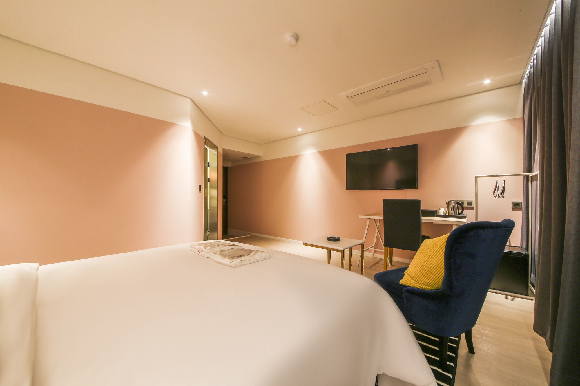 Фото Hotel Londoner Yongwon