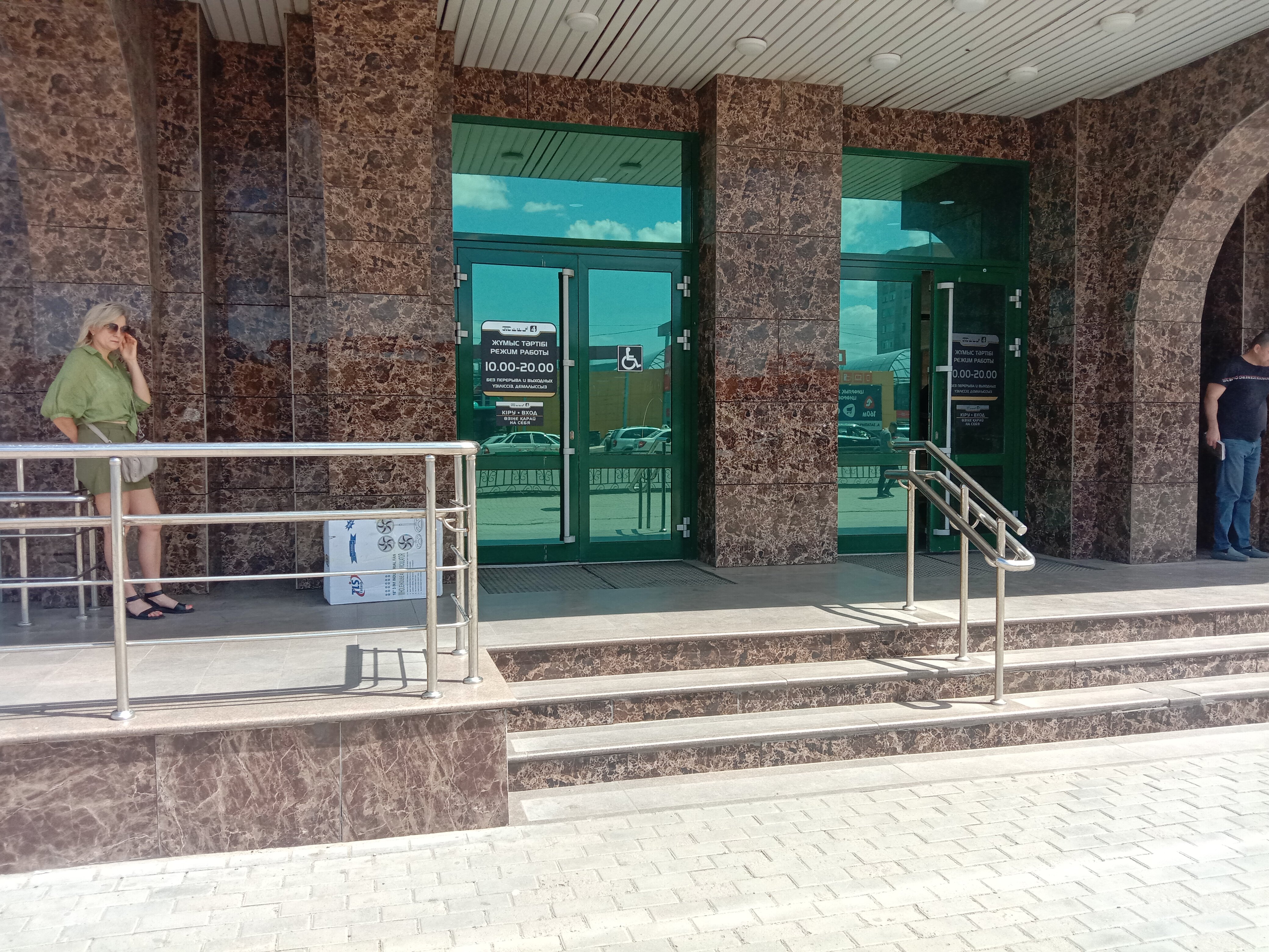 Порнода орыстың қыздары аузына сисады.