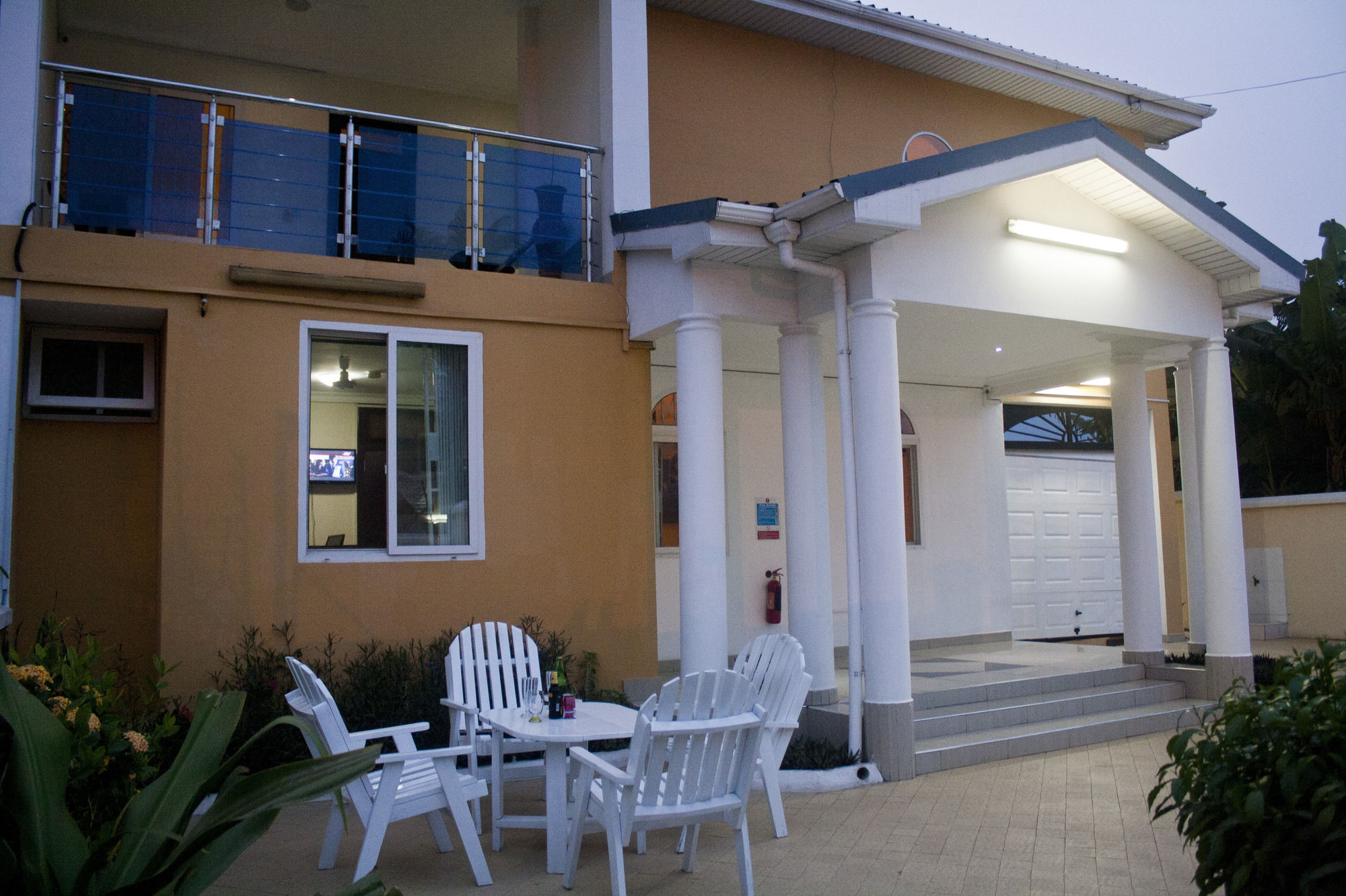 Фото At Home Boutique Hostel and Suite