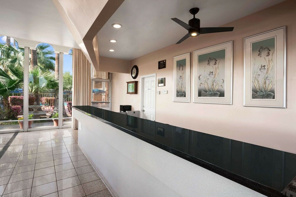 Фото Travelodge by Wyndham Bakersfield