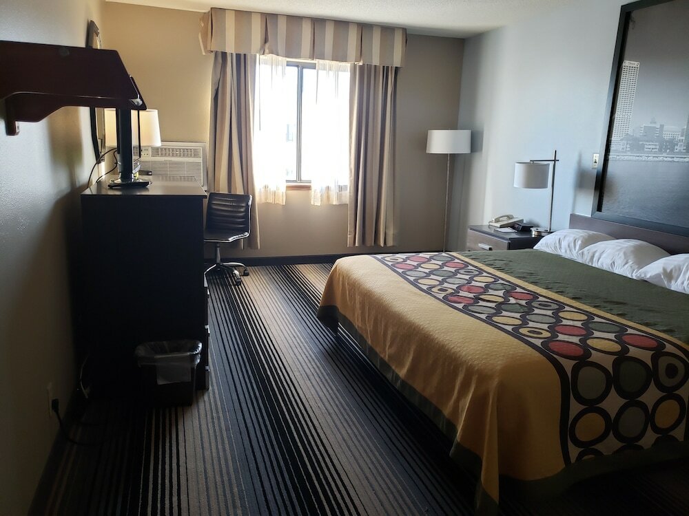 Фото Super 8 by Wyndham Milwaukee Airport