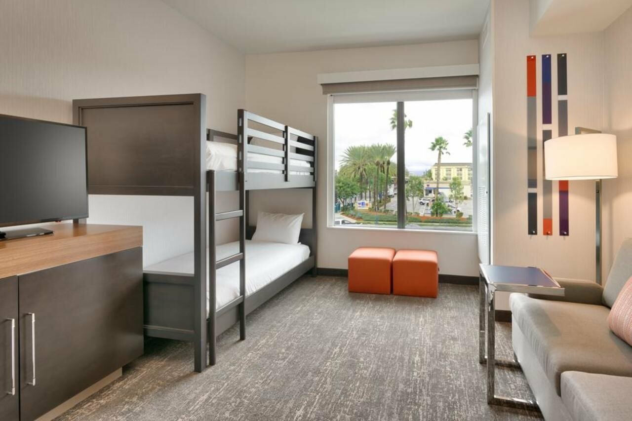 Фото Hampton Inn & Suites Anaheim Resort Convention Center