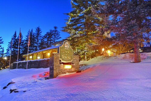 Внешний вид отеля Tunnel Mountain Resort в Банфе, фото 2