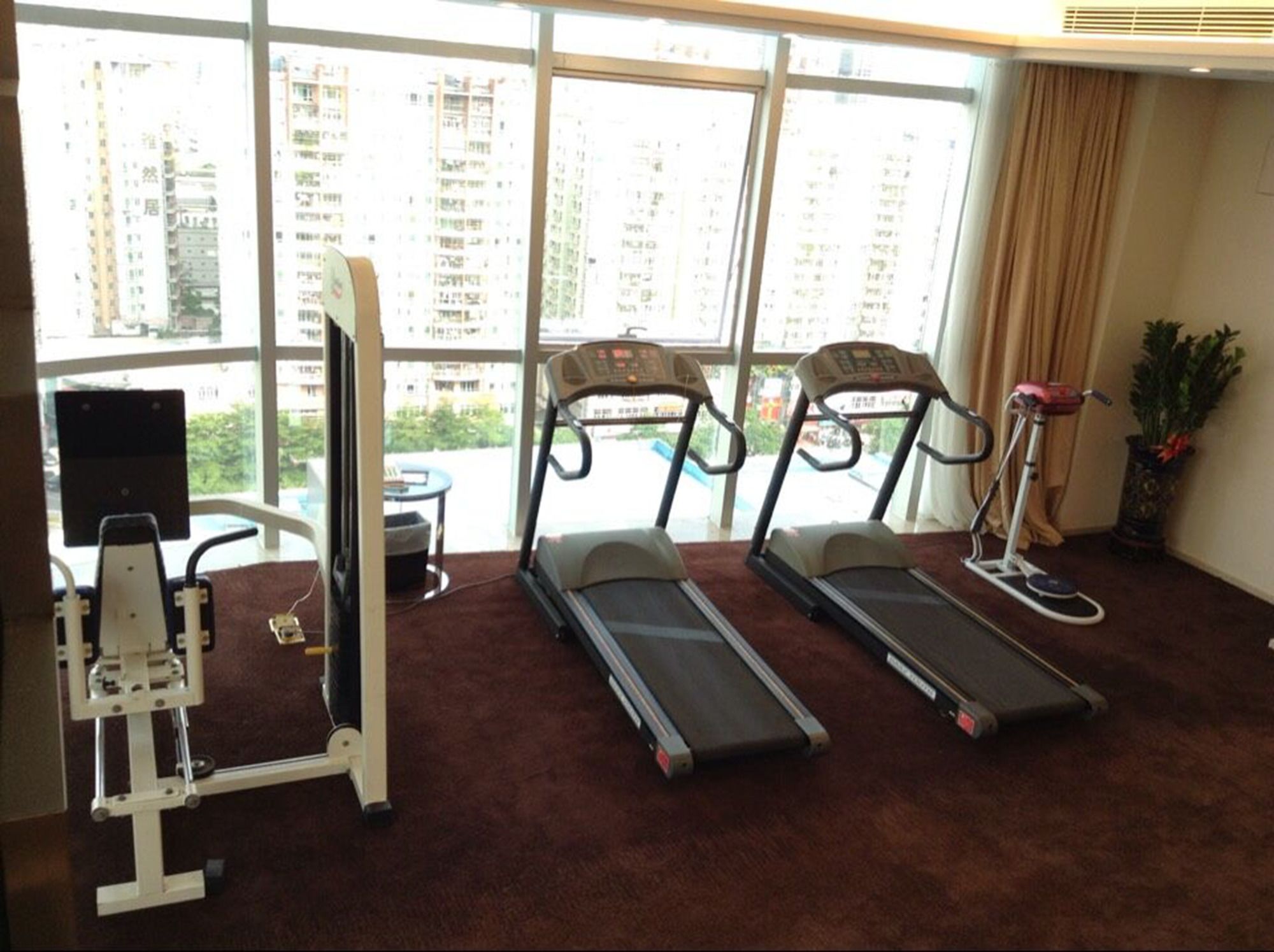 Фото Shenzhen Baoan Plus Gems Cube Hotel