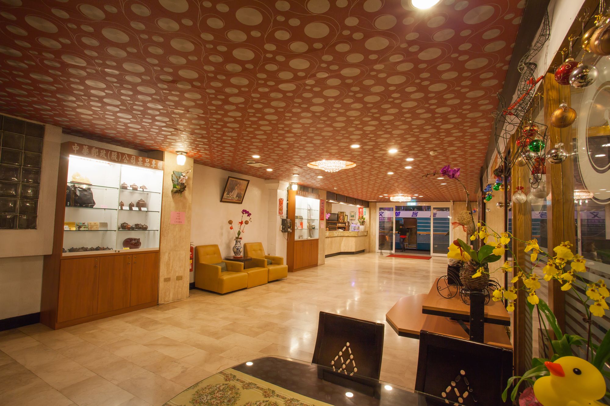 Фото Chiayi Crown Hotel