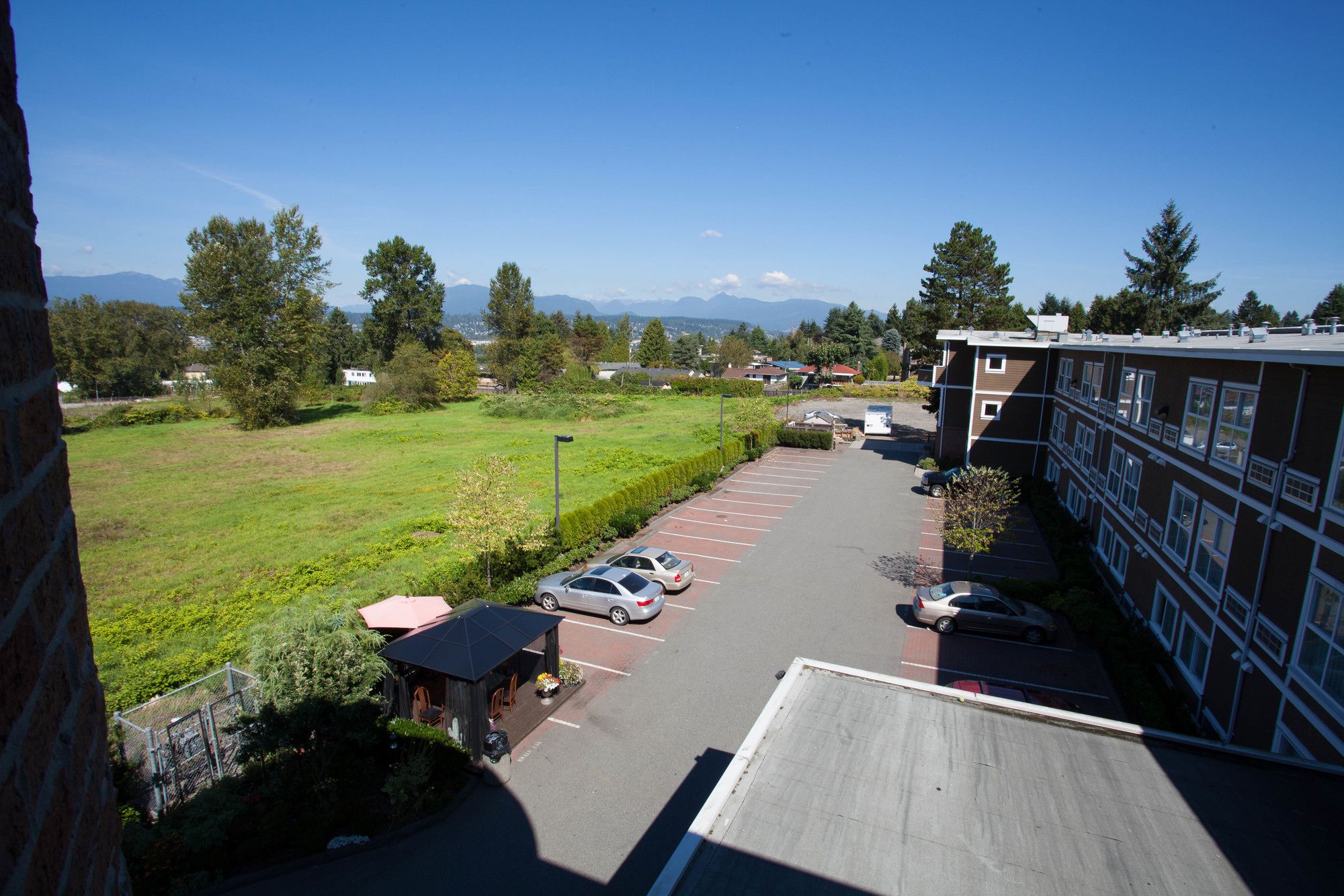 Фото Days Inn by Wyndham Surrey