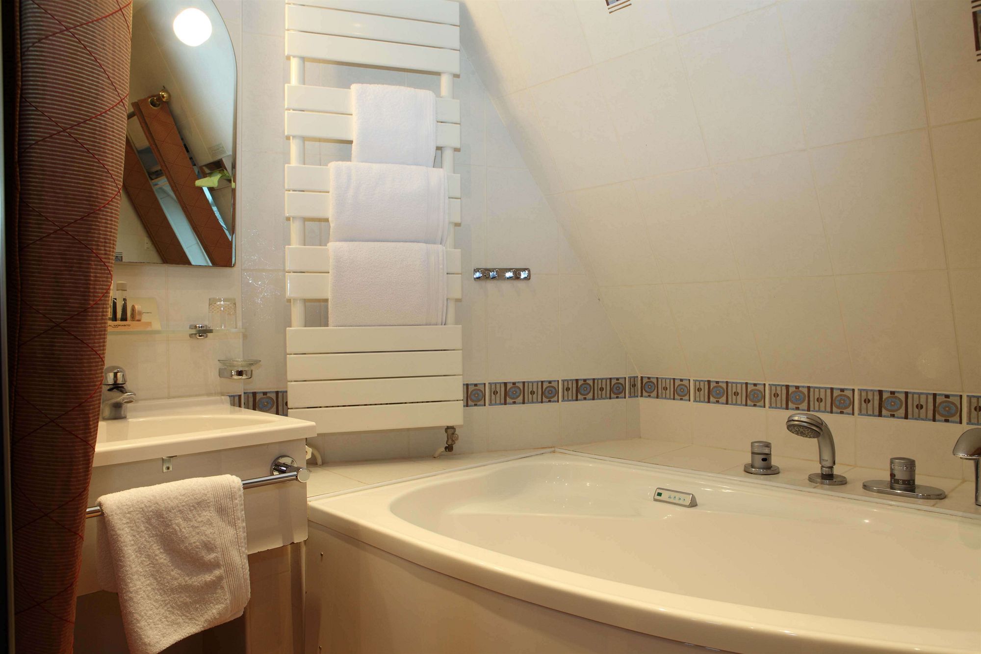 Фото Queens Boutique Hotel