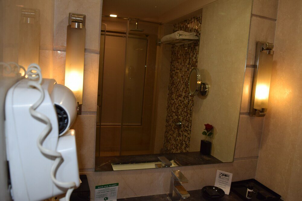 Фото The Bristol Hotel