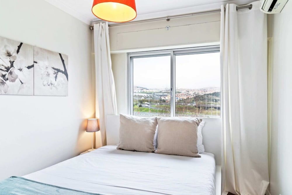 Фото Large Contemporary 3 Bedroom Apartment