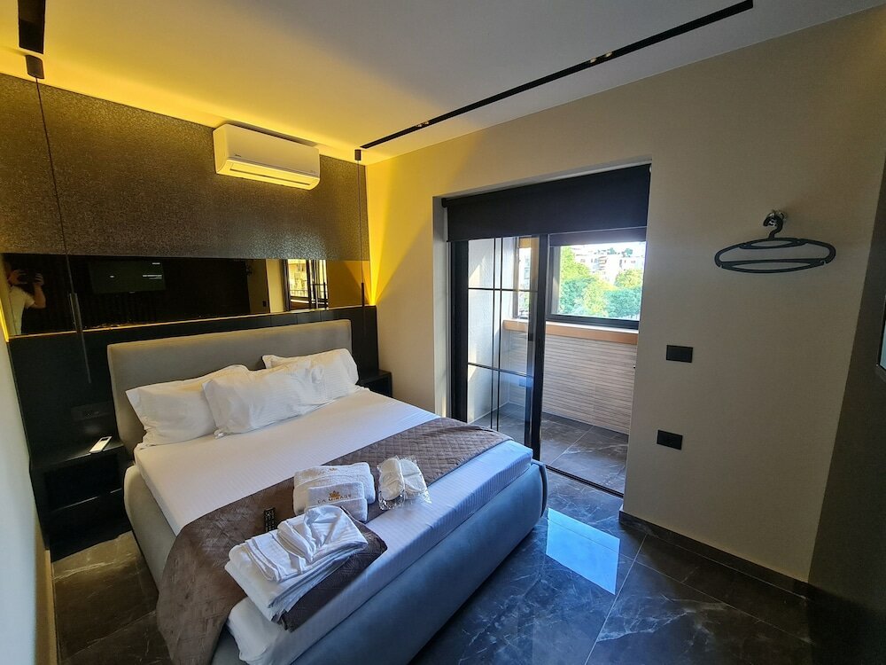 Фото La Mirage Suites & Apartments