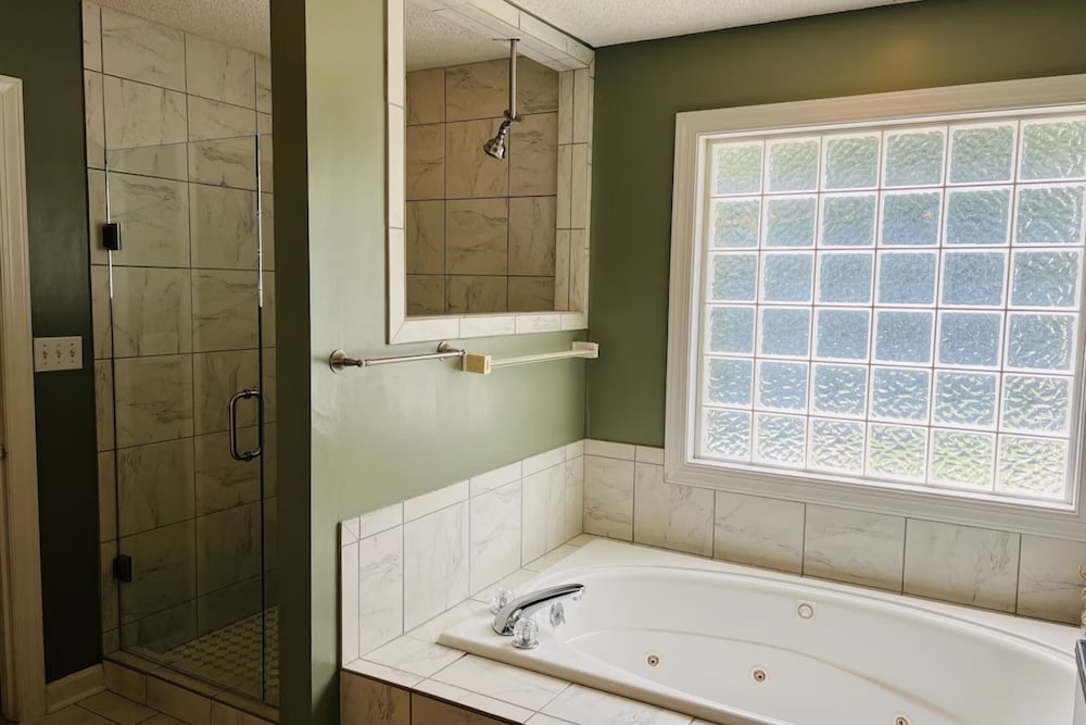 Фото Lake Living by Avantstay Sleeps 22 + Dock, Pool