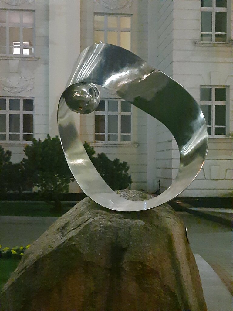 Genre sculpture Лента Мебиуса, Minsk, photo