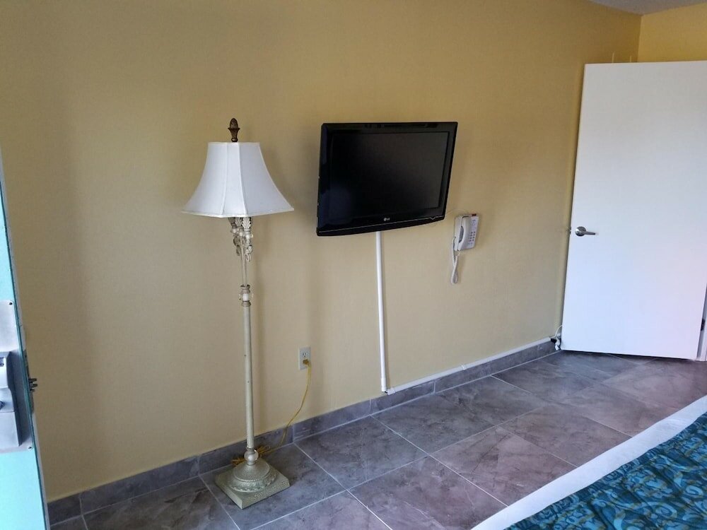 Фото Shining Light Inn & Suites