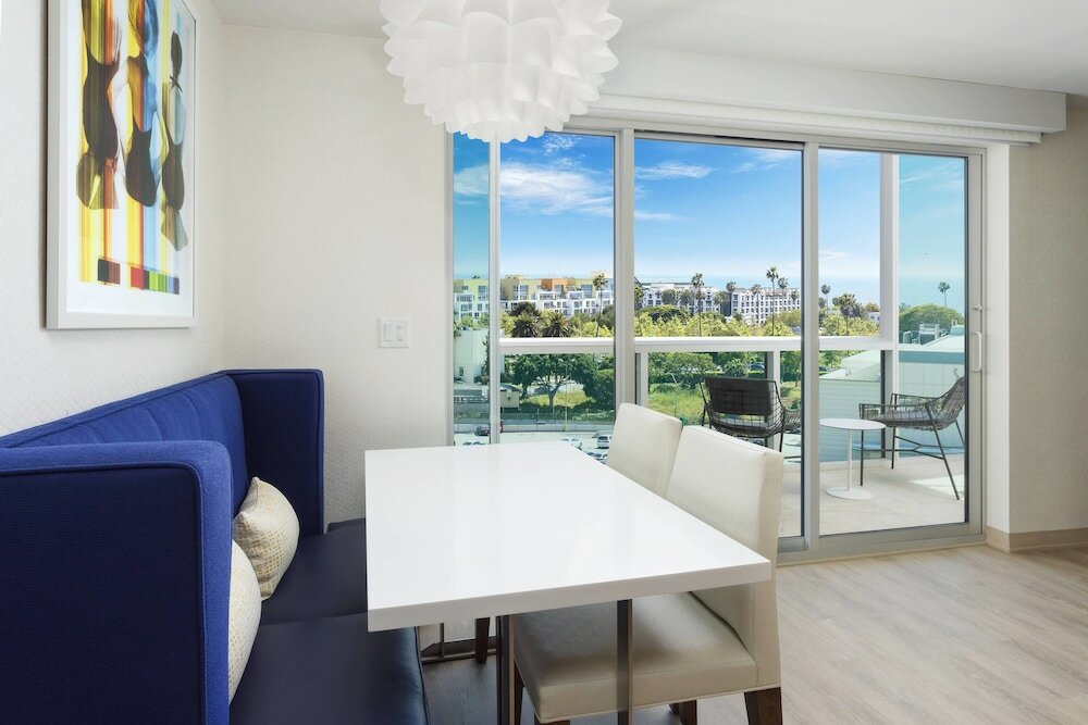 Фото Courtyard by Marriott Santa Monica