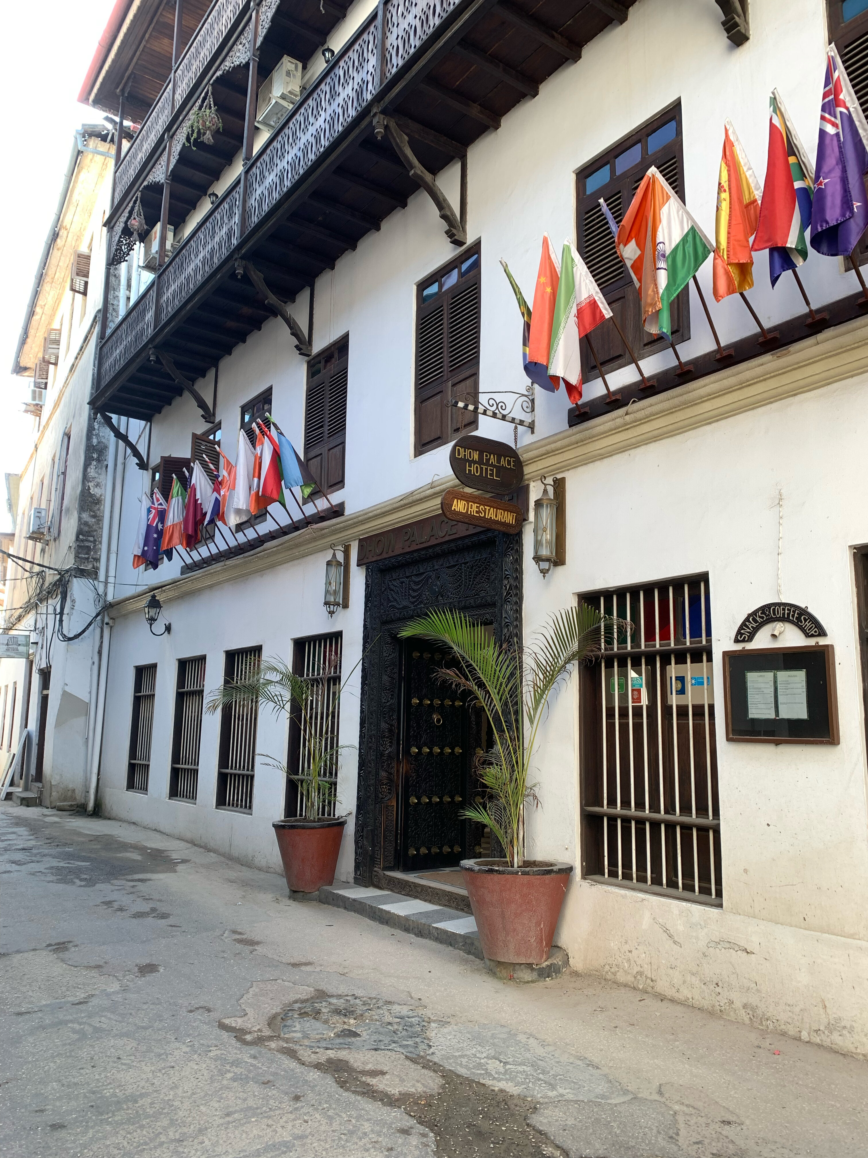 Фото Dhow Palace Hotel