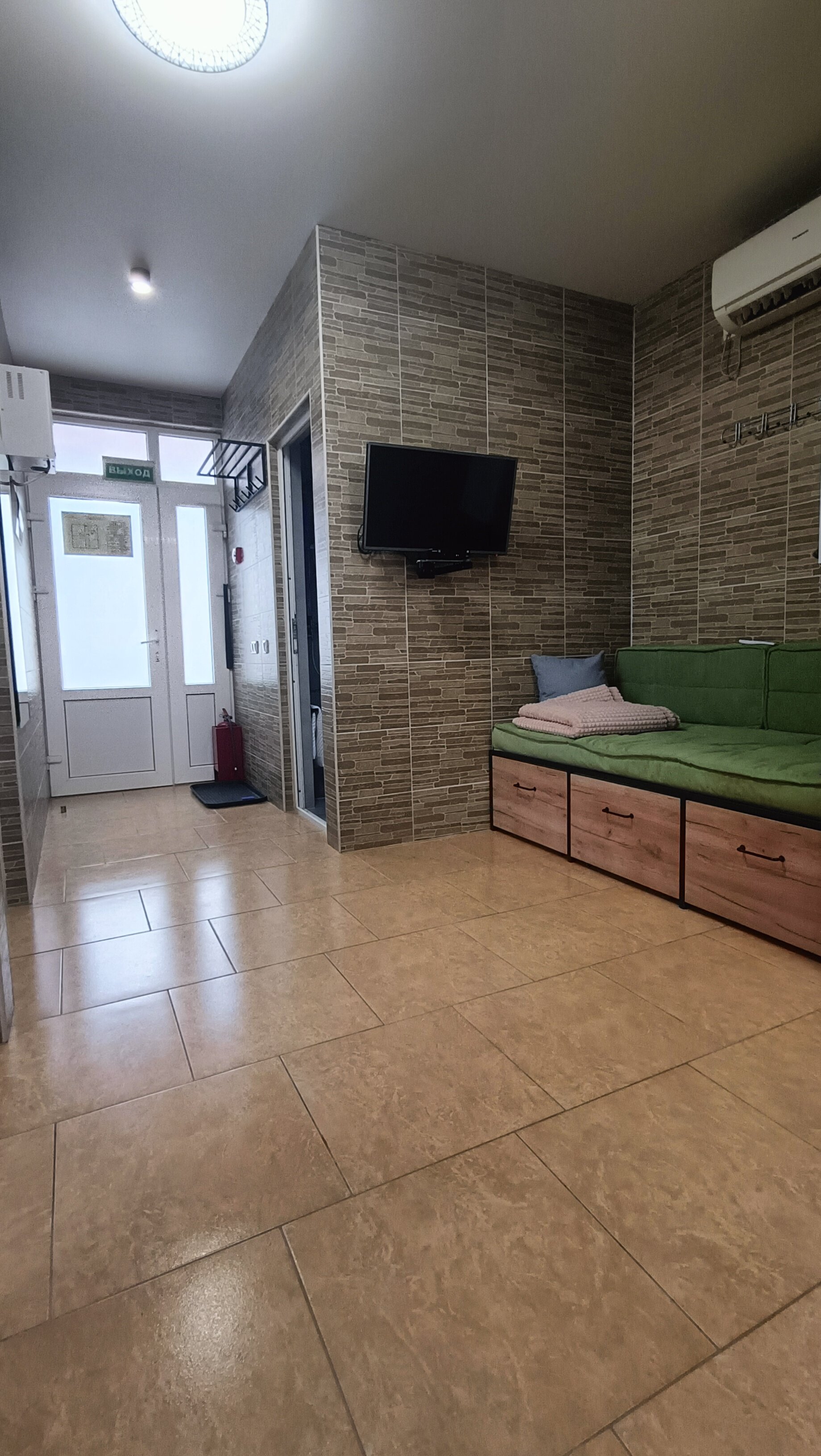 Фото Август